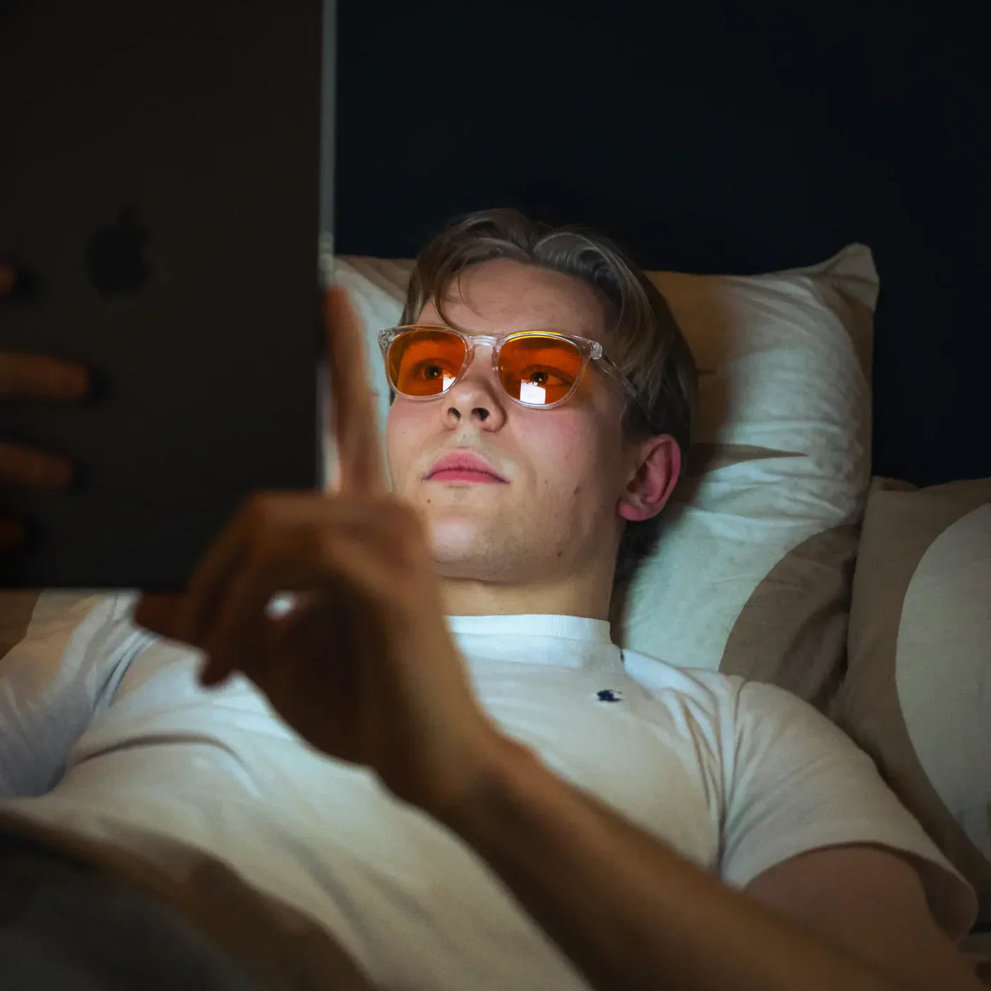 Varför är det viktigt att filtrera blått ljus på kvällen?